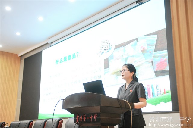 2.秦信碧法官生动地向同学们介绍“什么是毒品”.jpg